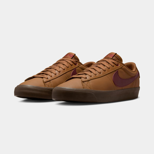NIKE SB BLAZER LOW PRO GT - LIGHT BRITISH TAN/DARK TEAM RED