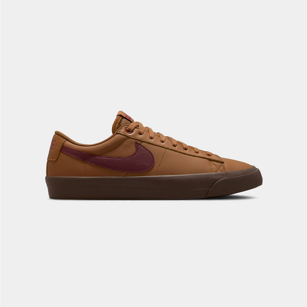 NIKE SB BLAZER LOW PRO GT - LIGHT BRITISH TAN/DARK TEAM RED