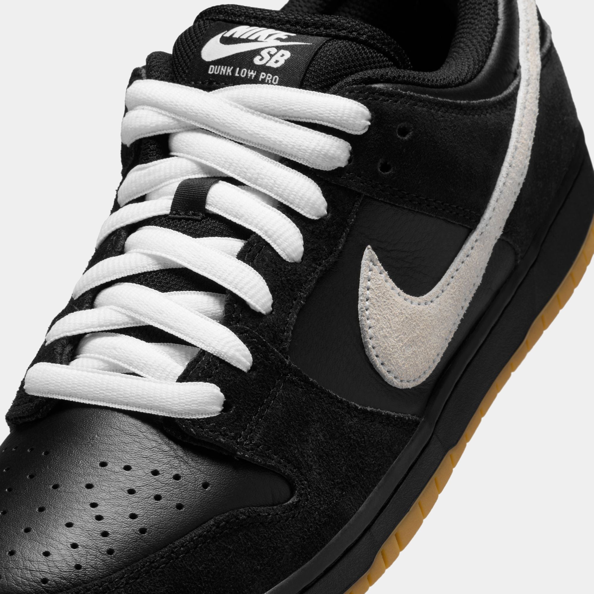 klow logo nike SB X CSEF DUNK LOW SUMMIT WHITE / BLACK-WHITE-IRON GREY its padded collar and extra OG Inspiration Scores the Nike
